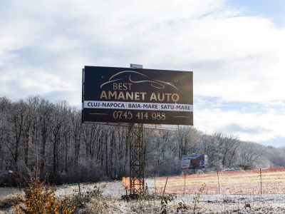 Panou Unisign amplasat pe un drum național