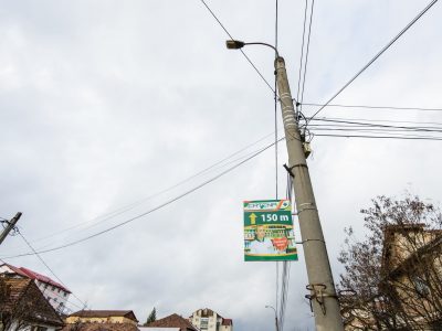 Panouri direcționale amplasate pe stâlpi de iluminat public.