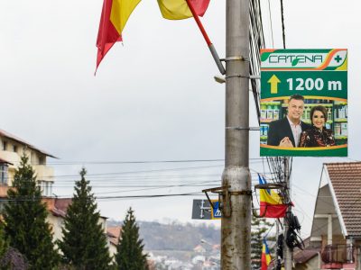Panouri direcționale amplasate pe stâlpii de iluminat public