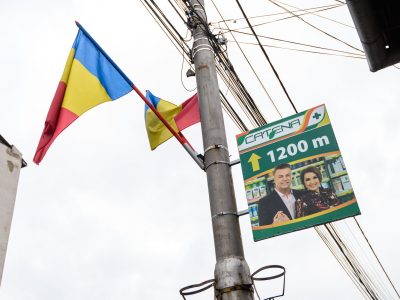 Panouri direcționale amplasate pe stâlpii de iluminat public