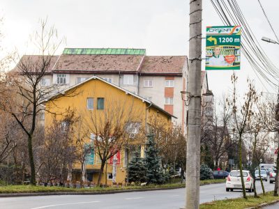 Panouri direcționale amplasate pe stâlpii de iluminat public