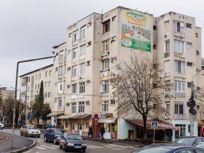 Mesh amplasat pe clădirile din oraș