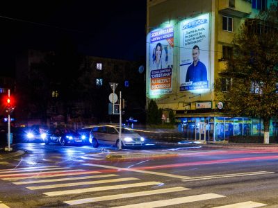 Mesh-uri iluminate din exterior amplasate pe clădire