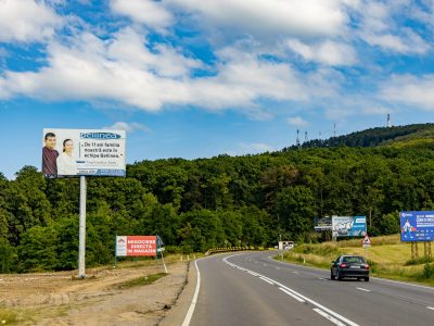 Panou publicitar de tip Unipol amplasat la intrare în oraș
