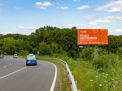 Panou publicitar de tip Unisign lângă șosea