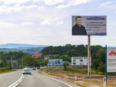 Panou publicitar de tip Unipol amplasat la intrare în oraș