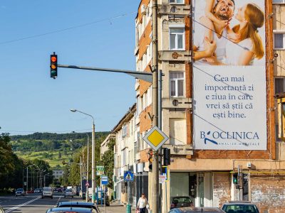 Mesh amplasat pe o clădire din oraș