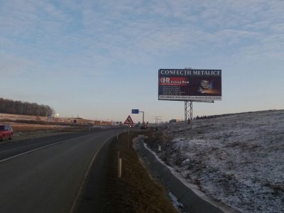 Panou publicitar de tip Unisign lângă șosea