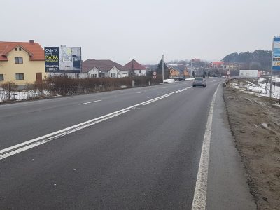Panou Unisign amplasat pe un drum național