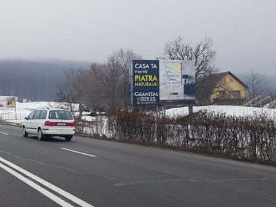 Panou publicitar de tip Unisign la intrarea in oras dimensiuni mari.