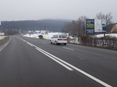 Panou Unisign amplasat pe un drum național