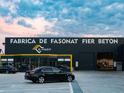 Litere volumetrice luminoasepe hala metalică