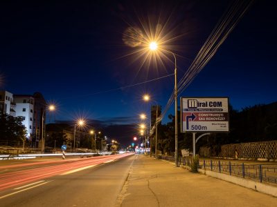 Panou publicitar de tip backlit în oraș