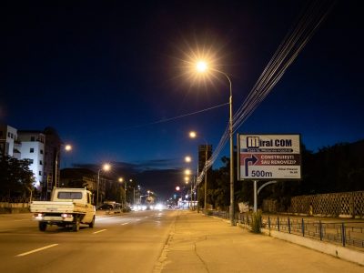 Panou publicitar de tip backlit în oraș