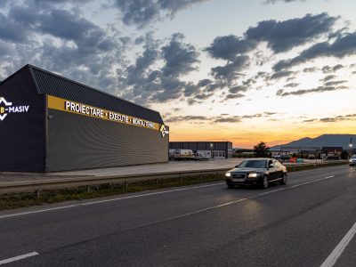 Litere volumetrice luminoasepe hala metalică
