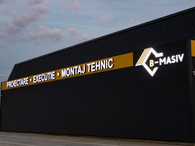 Litere volumetrice luminoasepe hala metalică