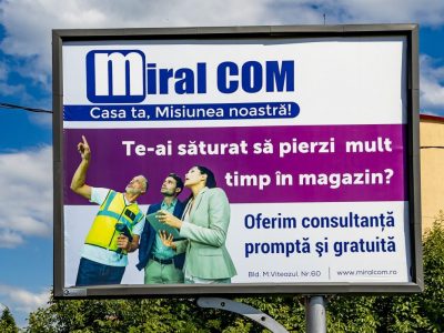 Panou publicitar de tip backlit în oraș
