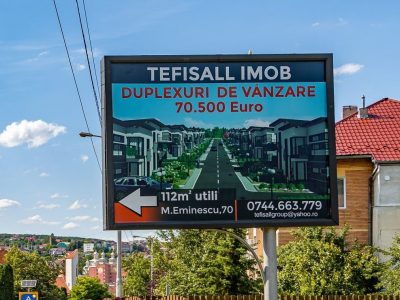Panou publicitar de tip backlit în oraș