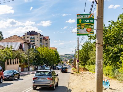 Panouri direcționale amplasate pe stâlpii de iluminat public