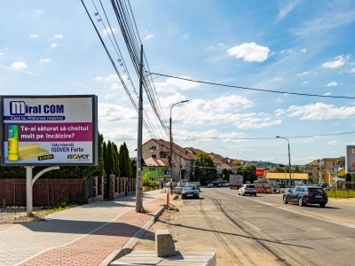 Panou publicitar de tip backlit în oraș