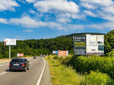 Panou publicitar de tip Unisign la iesirea din oras dimensiuni mari.