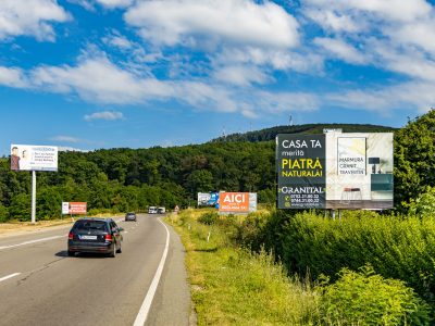 Panou publicitar de tip Unisign la ieșirea din oras dimensiuni mari.