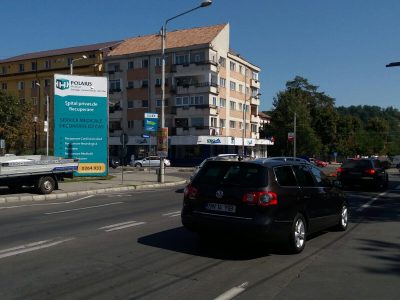 Prismă amplasată într-o zonă circulată din oraș