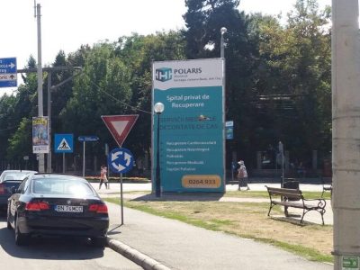 Prisma publicitara amplasată în zonă aglomerată din oraș