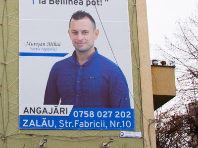 Mesh amplasat pe o clădire din oraș