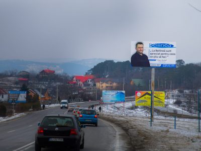 Panou publicitar unipol amplasat la intrarea în oraș