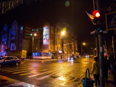 Mesh-uri iluminate din exterior amplasate pe clădire