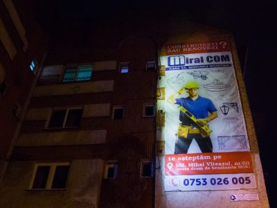 Mesh-uri iluminate din exterior amplasate pe clădire