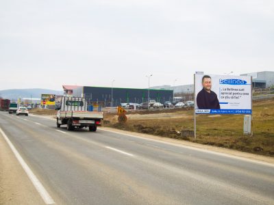 Panou publicitar de tip billboard amplasat la intrare în oraș