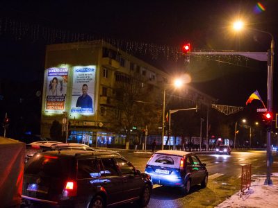 Mesh-uri iluminate din exterior amplasate pe clădire