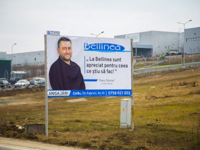 Panou publicitar de tip billboard amplasat la intrare în oraș
