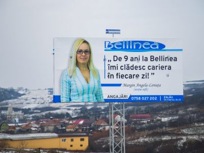 Panou publicitar de tip Unisign la intrarea in oras dimensiuni mari.