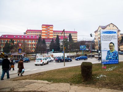 Prismă amplasată într-o zonă circulată din oraș