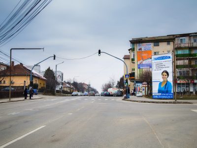 Prismă amplasată într-o zonă circulată din oraș