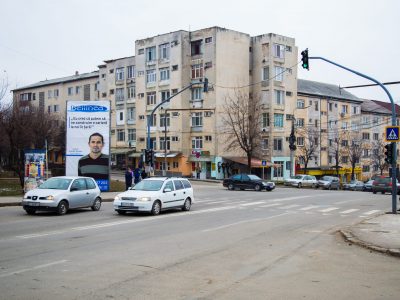 Prismă amplasată într-o zonă circulată din oraș