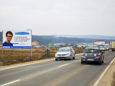 Panou publicitar de tip billboard amplasat la intrare în oraș
