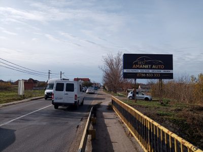 Panou publicitar de tip billboard la intrare in oraș