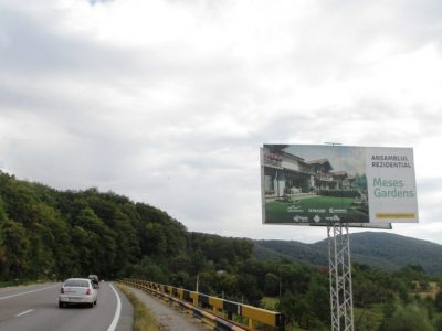Panou publicitar de tip unisign la ieșire din oraș