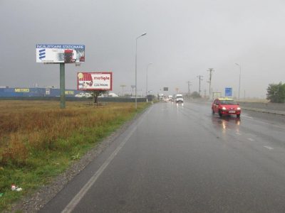 Panou publicitar de tip unipol amplasat la intrarea în oraș