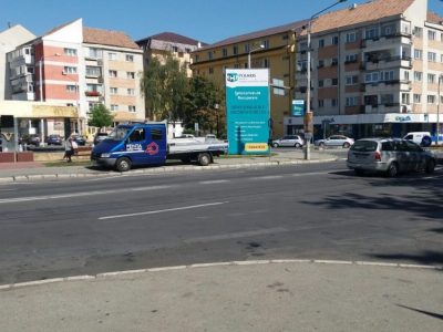 Prismă amplasată într-o zonă circulată din oraș