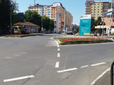 Prismă amplasată într-o zonă circulată din oraș