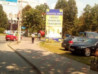 Prisma publicitară amplasată în oraș
