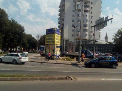 Prismă amplasată într-o zonă circulată din oraș