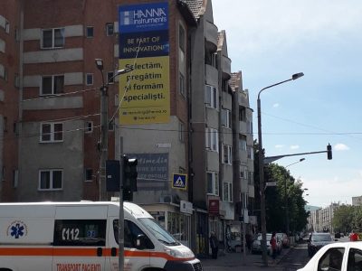 Mesh amplasat pe clădire