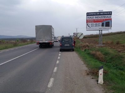 Panou publicitar de tip Unisign lângă șosea
