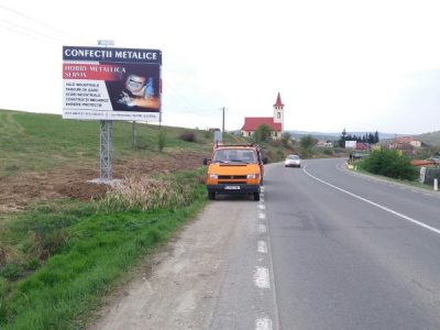Panou publicitar de tip Unisign lângă șosea